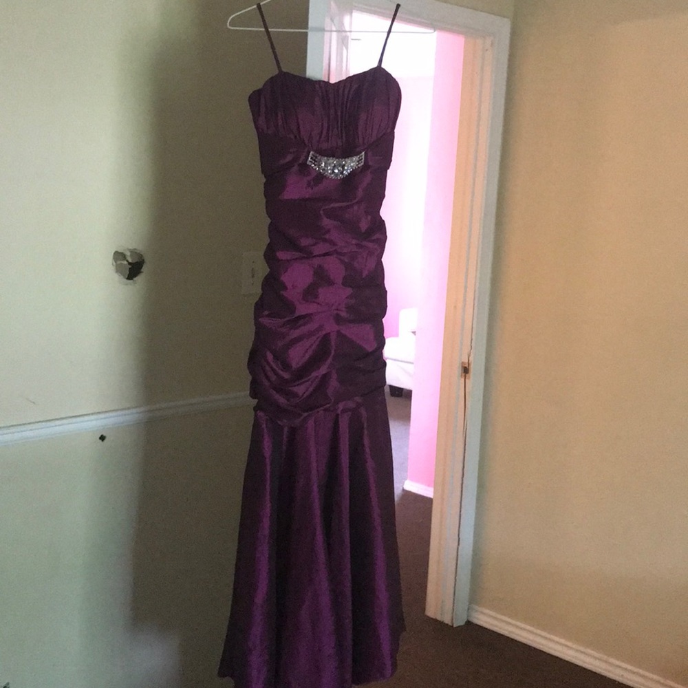 I’m selling a party or prom dress
